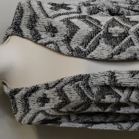 H&M divided black/White geometric print cardigan size medium - Picture 3 of 8